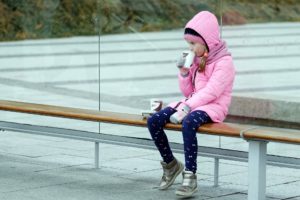 Последние исследования ученых ставят под сомнение безопасность упаковывания еды и напитков в пластиковую тару