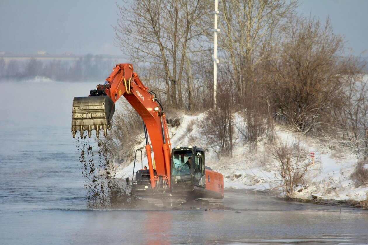 В Иркутске расчищают русло реки Ушаковка