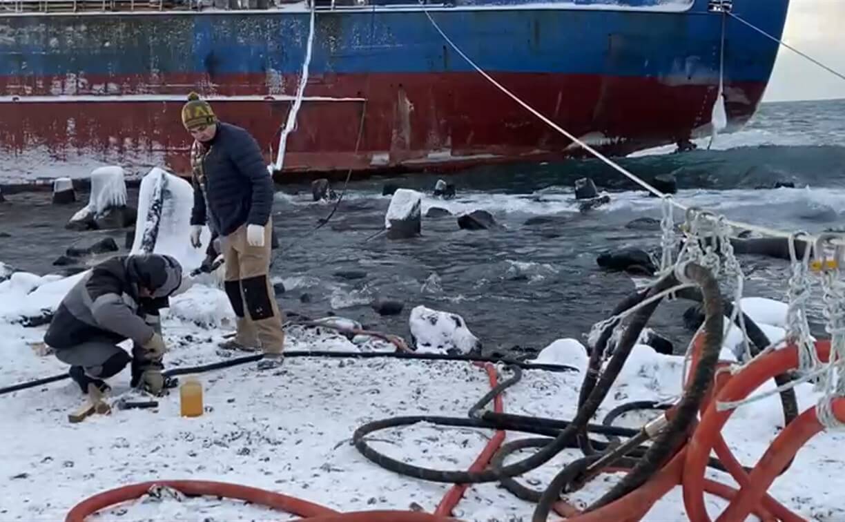 С прибитого штормом к берегам Сахалина китайского сухогруза откачивают мазут