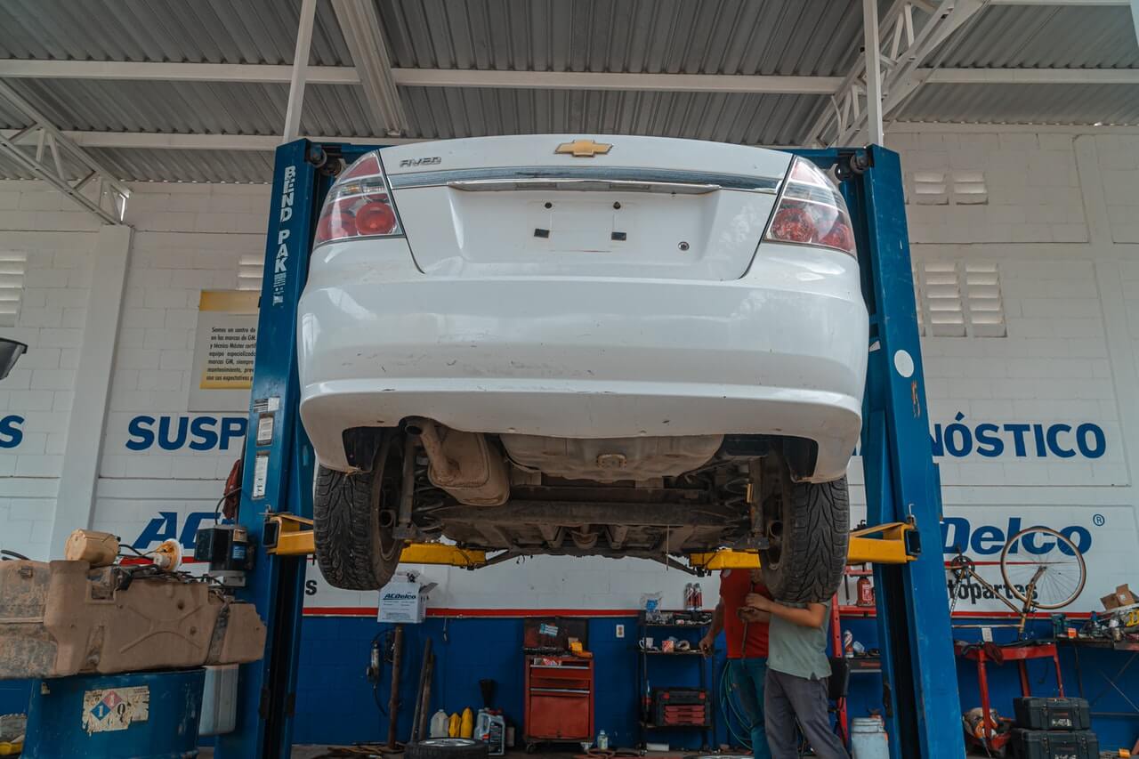 Рейд по автомастерским Челябинска выявил десятки нарушений
