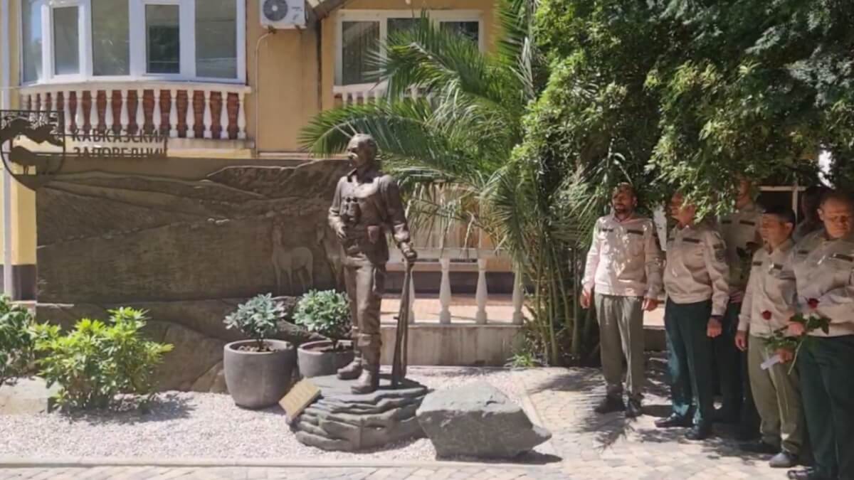 В Сочи появился первый в стране памятник инспектору ООПТ