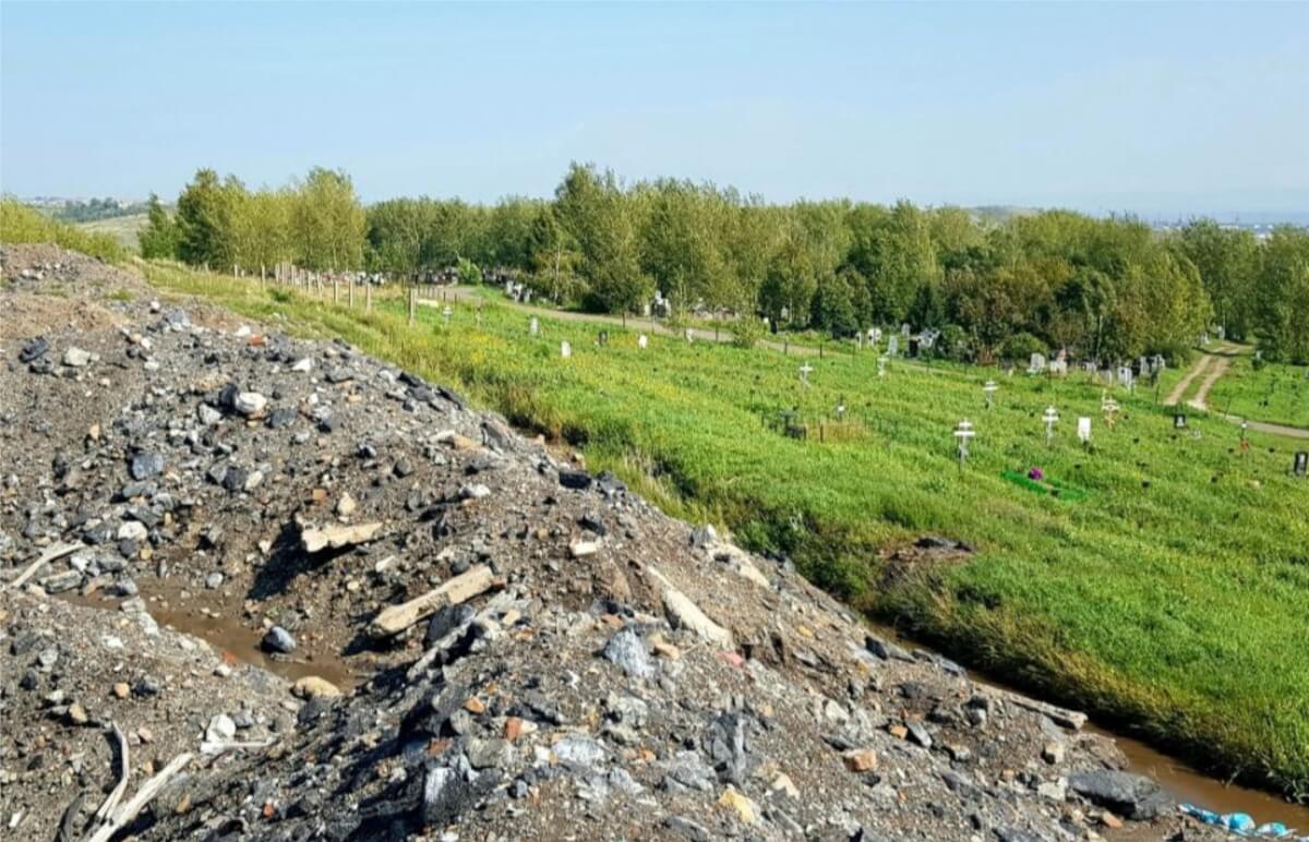 Красноярское кладбище заливает токсичными отходами
