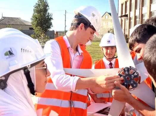 Дагестанские школьники собрали ветро-солнечную электростанцию
