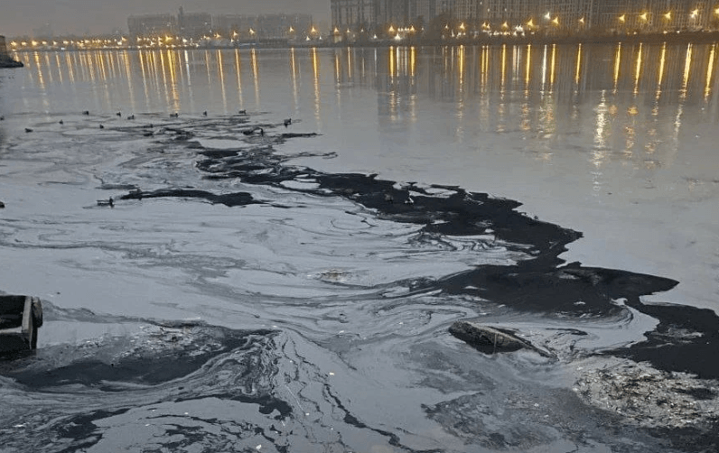 Пятна на Неве оказались следствием пожара